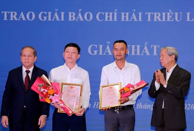 Hai phóng viên Báo Thừa Thiên Huế được trao giải Nhất giải Báo chí Hải Triều lần thứ I-2020.