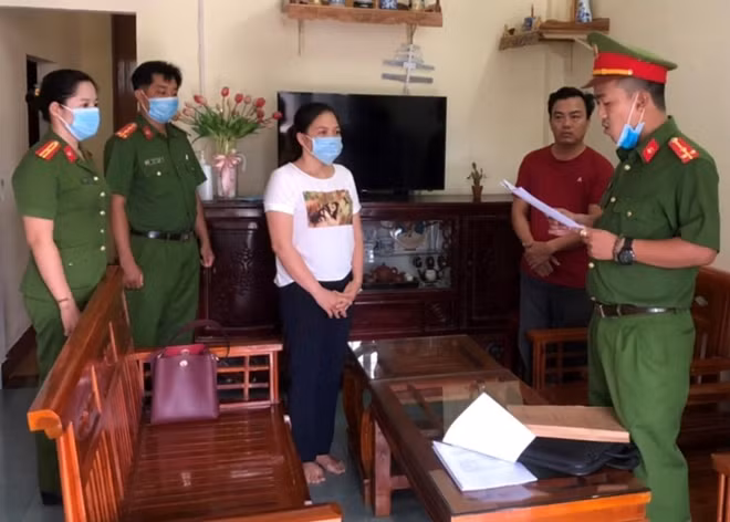 Phòng CSHS Công an tỉnh Thừa Thiên Huế đọc lệnh bắt giữ đối tượng Ánh (áo trắng).