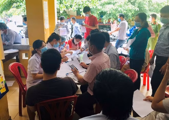 Tính đến sáng 1/8, có hơn 12.000 người dân ở tỉnh Thừa Thiên Huế được lấy mẫu test nhanh COVID-19.