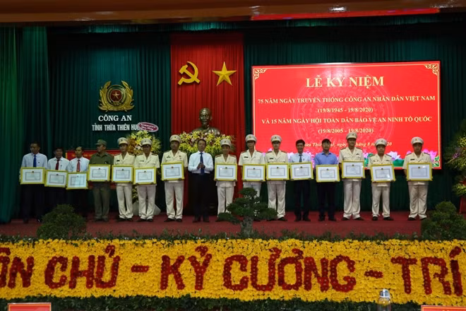Lãnh đạo UBND tỉnh Thừa Thiên Huế trao bằng khen cho các tập thể, cá nhân có thành tích xuất sắc trong phong trào TDBVANTQ.
