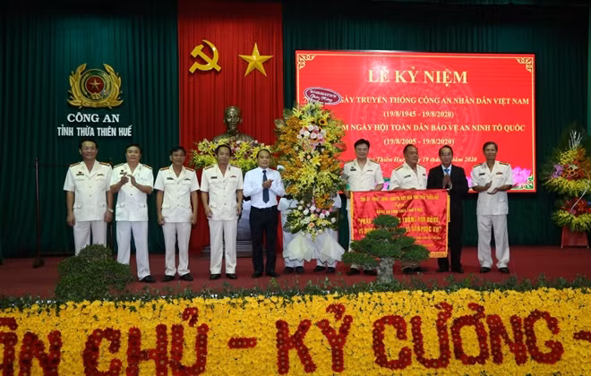 Phó Bí thư thường trực Tỉnh ủy Bùi Thanh Hà và Phó Bí thư Tỉnh ủy Nguyễn Quốc Đoàn trao tặng hoa và bức trướng cho Công an tỉnh Thừa Thiên Huế.