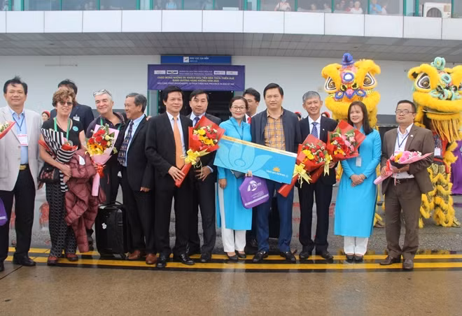 Lãnh đạo Sở Du lịch tỉnh Thừa Thiên Huế cùng các cơ quan chức năng tặng hoa chúc mừng du khách.