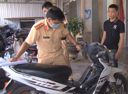 Lái xe tốc độ cao tông người đi bộ gãy chân rồi bỏ trốn