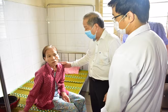 Chủ tịch UBND tỉnh Thừa Thiên Huế Phan Ngọc Thọ thăm hỏi, động viên người dân bị thương do bão số 5.