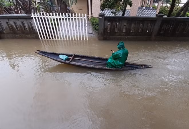 Người dân xã Quảng Phú phải dùng ghe, đò để di chuyển do đường giao thông ngập lụt sâu.