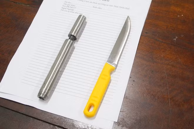 Hung khí nhóm đối tượng sử dụng đòi nợ được Công an thu giữ.