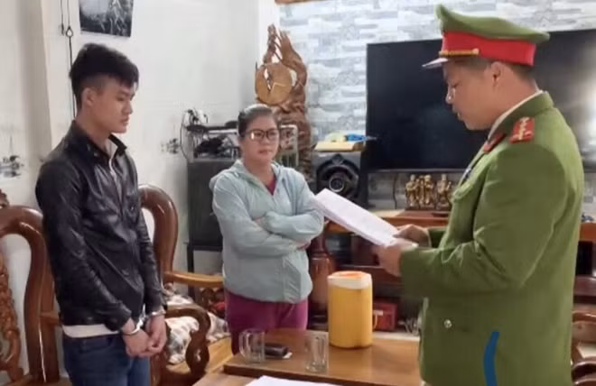 Công an thị xã Hương Thủy đọc lệnh bắt giữ Võ Thanh Bảo.
