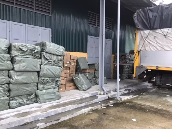 Số hàng lậu được tài xế Thủy vận chuyển bằng ô tô bị cơ quan Công an tạm giữ để xử lý.