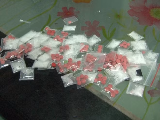 Số hồng phiến và ma túy đá được Công an thu giữ.
