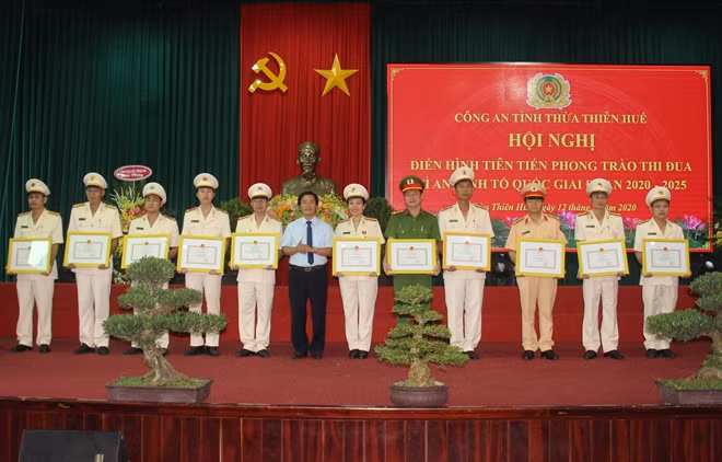 Các tập thể, cá nhân được Chủ tịch UBND tỉnh Thừa Thiên Huế tặng bằng khen về thành tích xuất sắc trong phòng chống dịch COVID-19.
