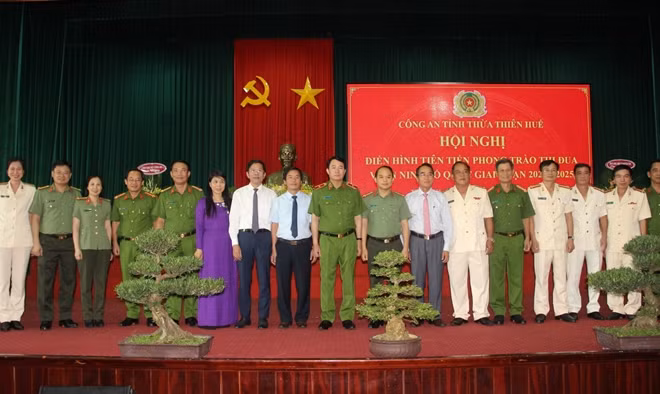 Thứ trưởng Lê Quốc Hùng cùng các đại biểu chụp ảnh lưu niệm tại hội nghị.