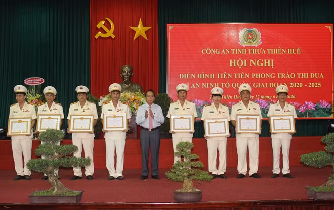 Lãnh đạo Tỉnh ủy Thừa Thiên Huế trao Huy hiệu 30 năm tuổi Đảng cho các đồng chí Đảng viên Công an tỉnh Thừa Thiên Huế.