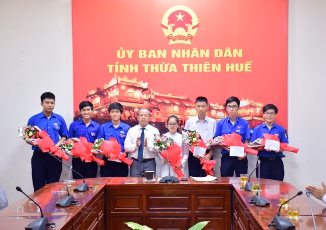 Chủ tịch UBND tỉnh Thừa Thiên Huế Phan Ngọc Thọ tuyên dương học sinh tham gia dự thi chọn đội tuyển Olympic quốc tế.