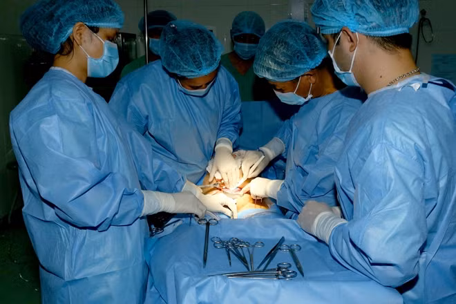 Các bác sĩ Bệnh viện T.Ư Huế thực hiện ca phẫu thuật cứu sống mẹ con sản phụ T..