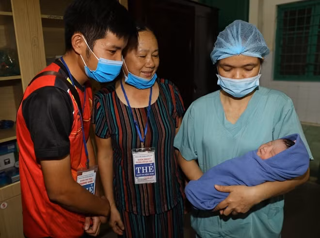 Người thân sản phụ T. vui mừng khi 2 mẹ con sản phụ T. được cứu sống kịp thời.