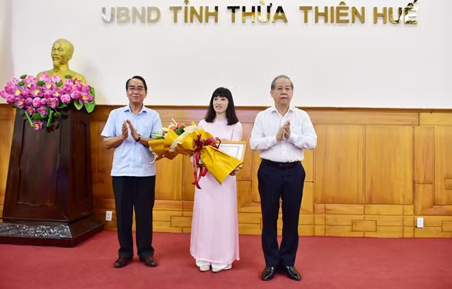 Và trao tặng bằng khen cho cô giáo Nguyễn Thị Diệu Hạnh.