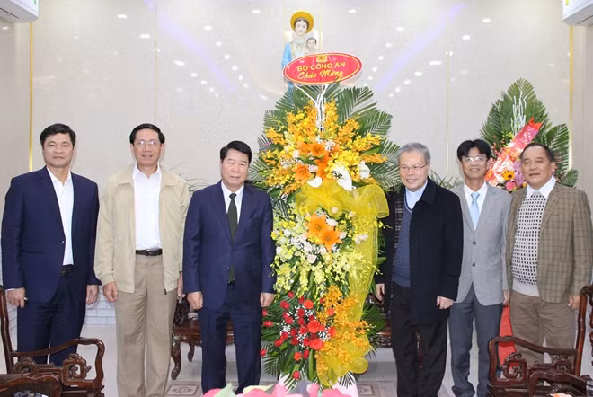 Thứ trưởng Bùi Văn Nam tặng hoa chúc mừng Giáng sinh Tổng Giám mục Nguyễn Chí Linh.