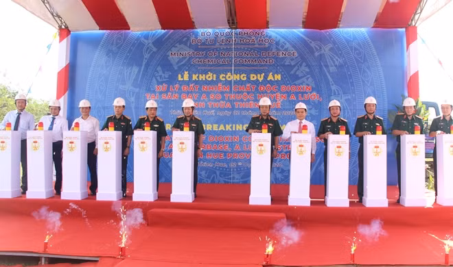 Các đại biểu thực hiện nghi thức bấm nút khởi công dự án Xử lý đất nhiễm chất độc dioxin tại sân bay A So.