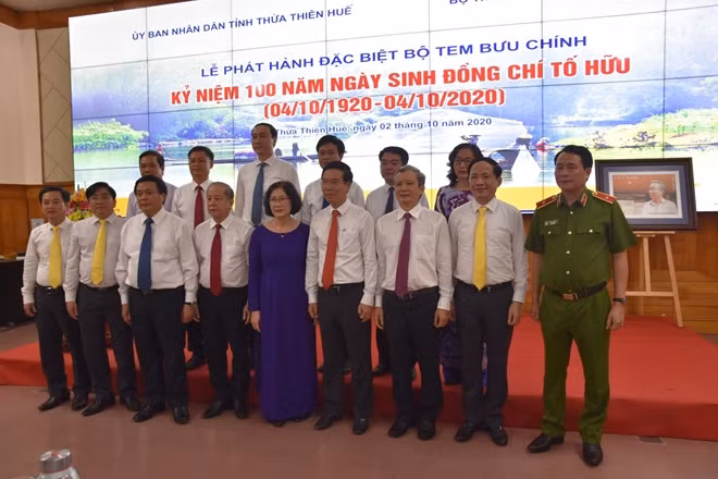 Các đại biểu dự lễ lễ phát hành đặc biệt bộ Tem bưu chính nhân kỷ niệm 100 năm ngày sinh đồng chí Tố Hữu.