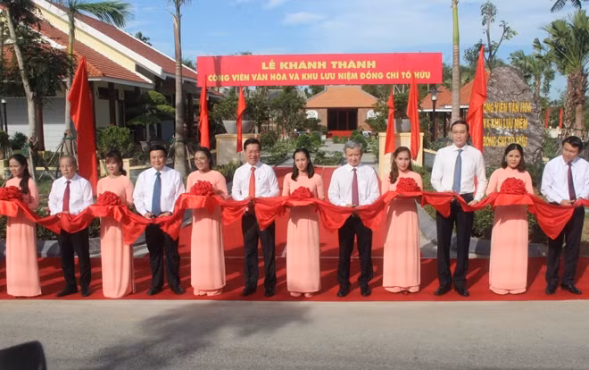 Đồng chí Võ Văn Thưởng, Ủy viên Bộ Chính trị, Bí thư Trung ương Đảng, Trưởng Ban Tuyên giáo Trung ương cùng các đại biểu cắt băng khánh thành Công viên văn hóa và khu lưu niệm Tố Hữu.