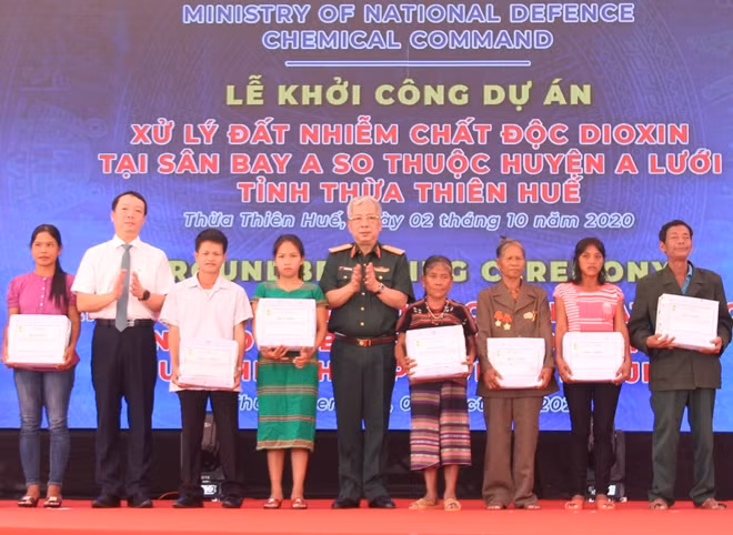 Thứ trưởng Bộ Quốc phòng Nguyễn Chí Vịnh và Phó Chủ tịch UBND tỉnh Thừa Thiên Huế Phan Thiên Định tặng quà cho các nạn nhân chất độc da cam, người dân có hoàn cảnh khó khăn ở xã Đông Sơn.