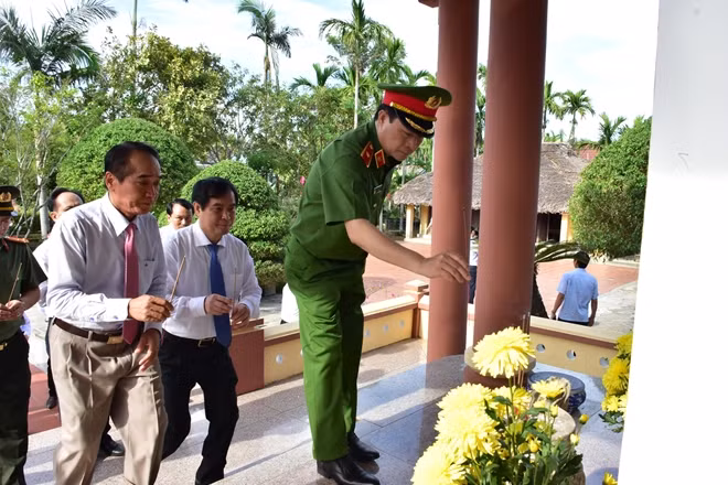 Thiếu tướng Lê Quốc Hùng, Thứ trưởng Bộ Công an cùng các đại biểu dâng hương tại khu lưu niệm Đại tướng Nguyễn Chí Thanh.