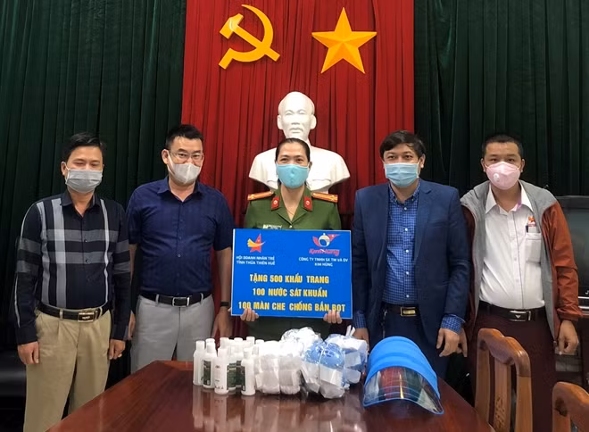 Đại diện Phòng Cảnh sát cơ động Công an tỉnh Thừa Thiên Huế tiếp nhận hiện vật phục vụ công tác phòng chống dịch COVID-19.