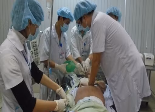 Người đàn ông ngưng tim, ngưng thở do điện giật được cứu sống 