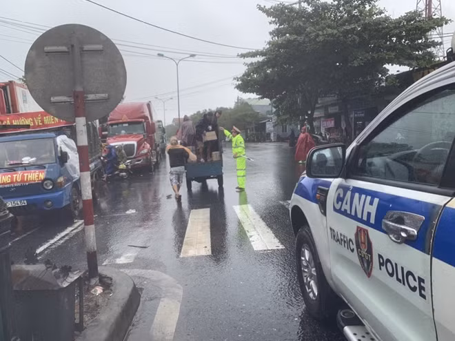 Người dân Lăng Cô và CBCS Trạm CSGT Phú Lộc mang nước uống, cơm phát miễn phí cho tài xế, hành khách dừng xe trên QL1A tránh bão.