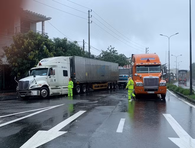 Lực lượng Trạm CSGT Phú Lộc điều tiết giao thông trên QL1A vào chiều 28/10 do hàng trăm phương tiện giao thông dừng đỗ tránh bão.