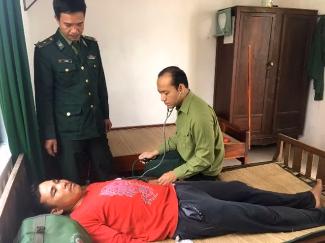 Lực lượng quân y biên phòng chăm sóc sức khỏe cho các thuyền viên bị thương.
