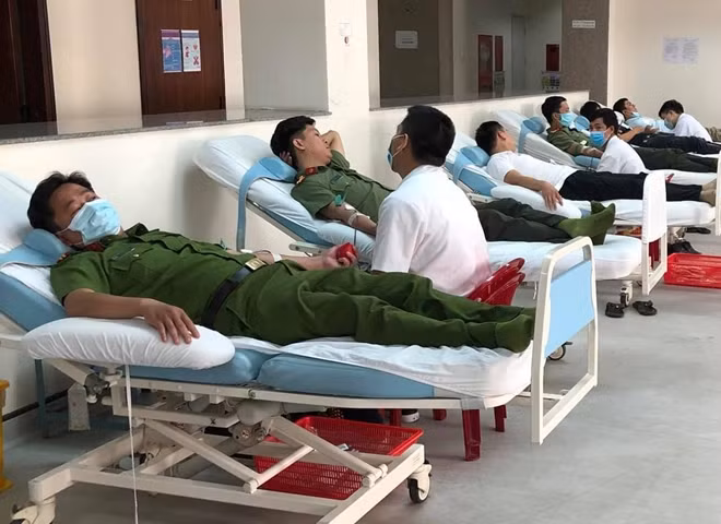 ĐVTN và ĐVCĐ Công an tỉnh Thừa Thiên Huế hiến máu tình nguyện.