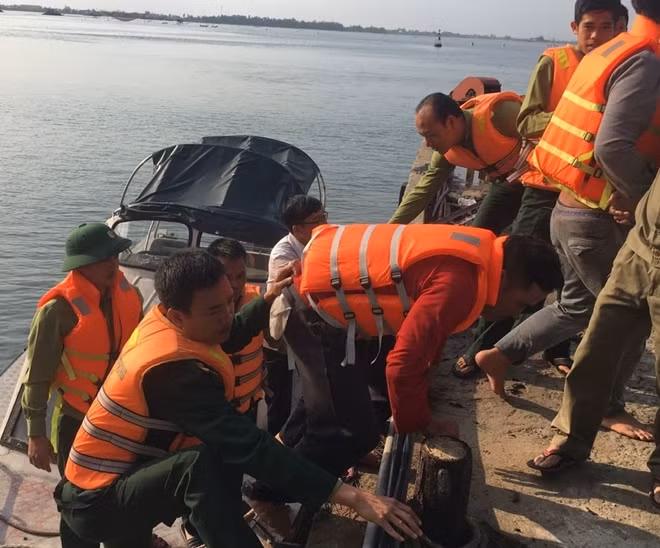 Các thuyền viên đi trên tàu cá TH-901.78 TS được đưa vào bờ an toàn.
