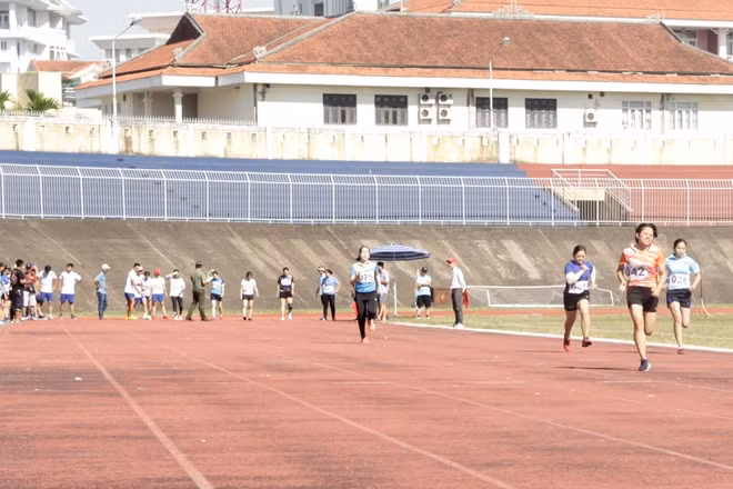 Các VĐV nữ thi đấu nội dung chạy việt dã.