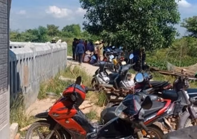 Người dân tập trung trước nhà bà Tr. sau khi phát hiện người phụ nữ này bị điện giật tử vong.
