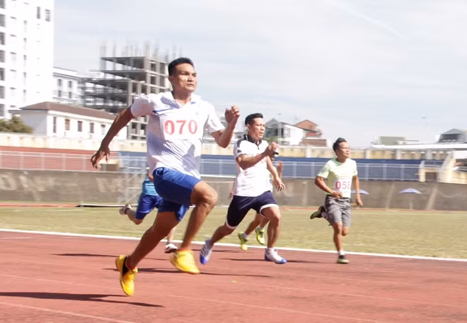 Các VĐV nam tham gia tranh tài nội dung Chiến sĩ Công an khỏe.