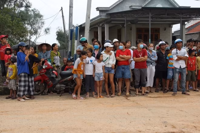 Người dân địa phương và người thân các nạn nhân đứng dọc 2 bên đường xã Phong Xuân mong ngóng tin tức từ lực lượng cứu nạn, cứu hộ trong chiều 14/10.