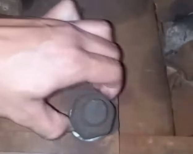 Nhiều ốc vít đường sắt ở tuyến đường sắt Bắc - Nam đoạn trước số nhà 507 đường Lê Duẩn, TP Huế bị lung lay. (Ảnh cắt từ clip). Nhiều ốc vít đường sắt ở tuyến đường sắt Bắc - Nam đoạn trước số nhà 507 đường Lê Duẩn, TP Huế bị lung lay. (Ảnh cắt từ clip).