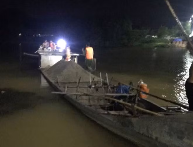 Đò máy khai thác trộm cát trên sông bị Công an thị xã Hương Trà bắt quả tang.