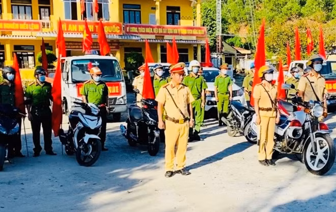 Công an các đơn vị, địa phương ở tỉnh Thừa Thiên Huế tổ chức ra quân đảm bảo trật tự ATGT vào sáng 15/9.