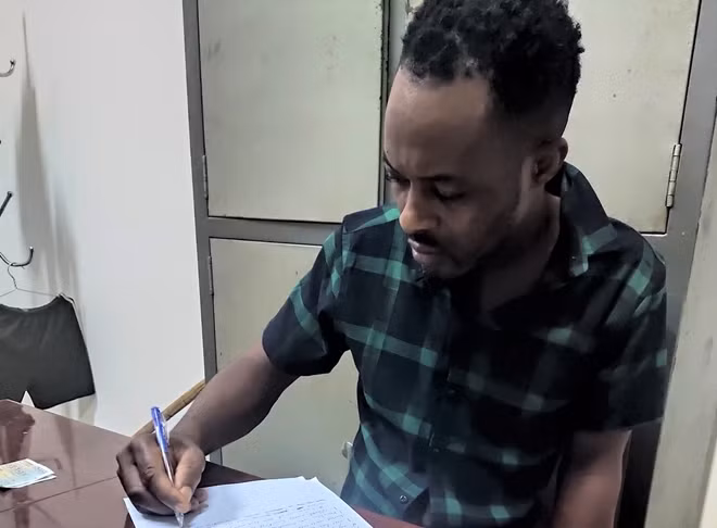 Đối tượng người Nigeria tại cơ quan Công an.