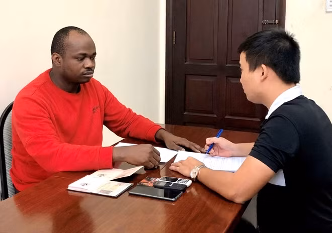 Cơ quan Công an lấy lời khai đối tượng người Nigeria.
