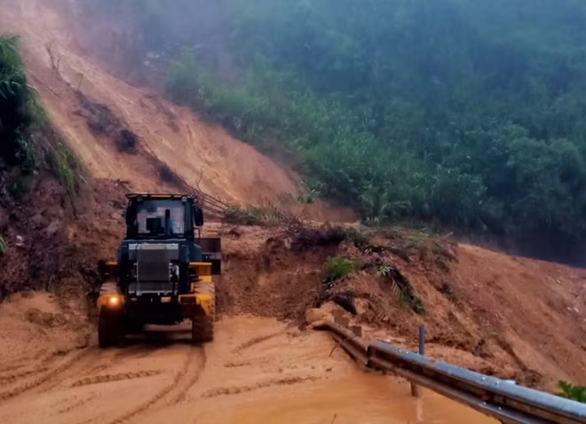 Các phương tiện khẩn trương khắc phục vị trí sạt lở.