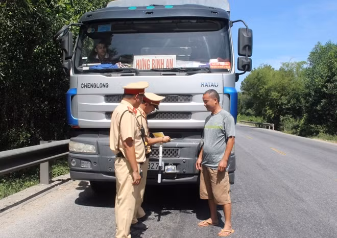 Qua kiểm tra, Đội số 1 phòng CSGT Công an tỉnh Thừa Thiên Huế phát hiện nhiều phương tiện vi phạm Luật Giao thông nên lập biên bản xử lý.