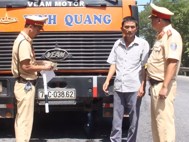 Ngoài công tác kiểm tra, các CSGT còn nhắc nhở tài xế điều khiển phương tiện theo đúng Luật Giao thông để đảm bảo ATGT cho người đi đường.