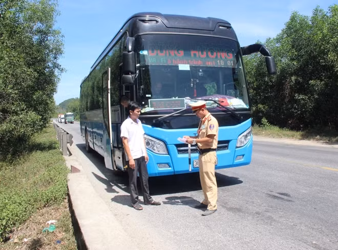 CSGT dừng phương tiện, kiểm tra tài xế lái xe khách giường nằm chạy tuyến Bắc-Nam.