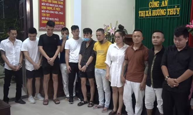 Các đối tượng tham gia "tiệc" ma túy do Quang "Camel" tổ chức được Công an thị xã Hương Thủy đưa về trụ sở.