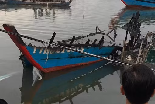 Xe máy điện cháy trơ khung khi đang dừng đèn đỏ ảnh 3