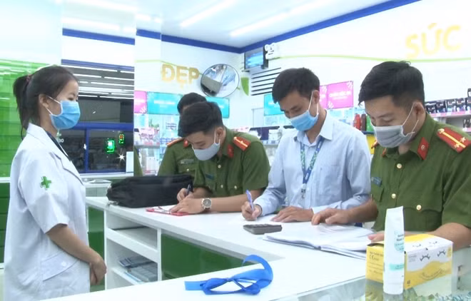 CBCS Công an tỉnh Thừa Thiên Huế kiểm tra, tuyên truyền các cơ sở kinh doanh tăng cường biện pháp phòng chống dịch.