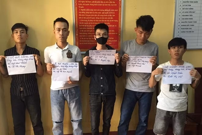 Nhóm đối tượng được cơ quan Công an khống chế, đưa về trụ sở để làm việc.